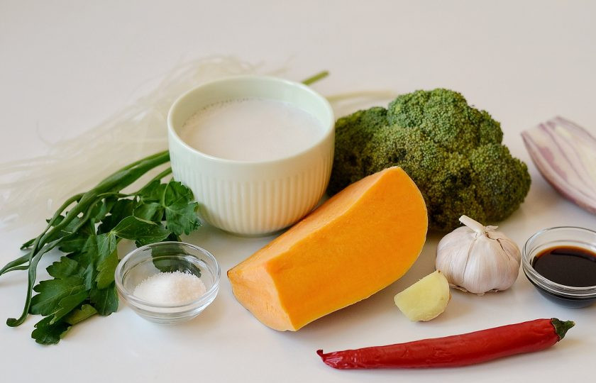 1. Этап. Азиатский суп с тыквой и брокколи: Подготовьте все ингредиенты.