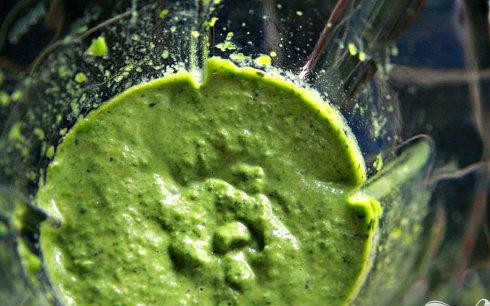 1. Этап. Курица с лимонной сальсой и гороховым пюре: 5. Из гороховой смеси тщательно удалить всю воду, выложить в чашу кухонного комбайна и измельчить до консистенции пюре. Добавить масло и сахар, перемешать. Приправить по вкусу солью и перцем, отложить в сторону.