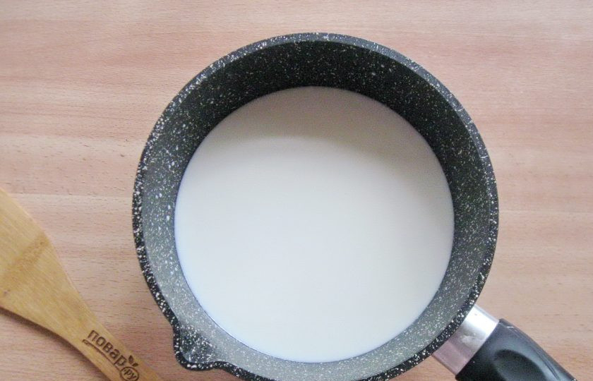 1. Этап. Кустард: В кастрюлю с толстым дном налейте молоко и поставьте на плиту.