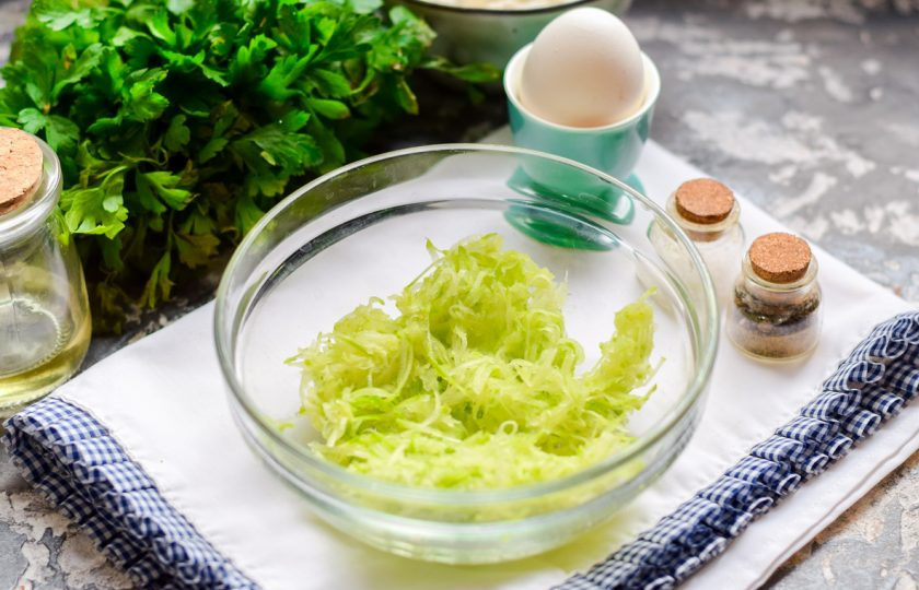 1. Этап. Кабачковые оладьи без масла: Кабачок натрите на небольшой терке, после отожмите жидкость и переложите кабачок в миску.