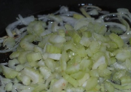 1. Этап. Курица по-пекински в кисло-сладком соусе: В другой сковороде тоже разогреваем масло и начинаем на нем обжаривать лук. Жарим пару минут, а затем добавляем нарезанный сельдерей.