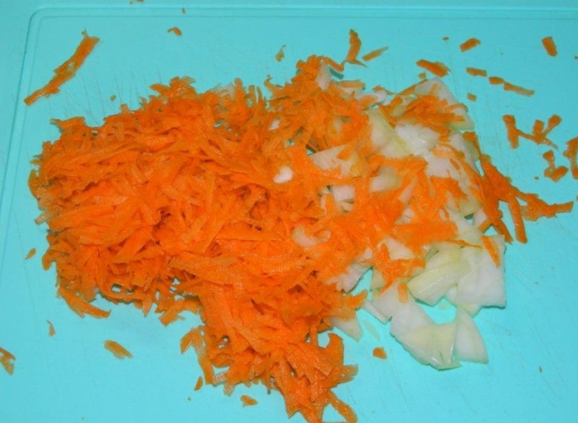 1. Этап. Мясная поджарка из свинины: Пока мясо жарится, мелко нарежьте лук, морковь натрите на терке.