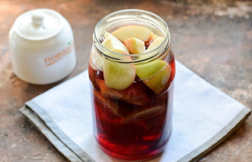 1. Этап. Компот из яблок и каркаде на зиму: Еще спустя время компот уже стал насыщенного и яркого цвета.