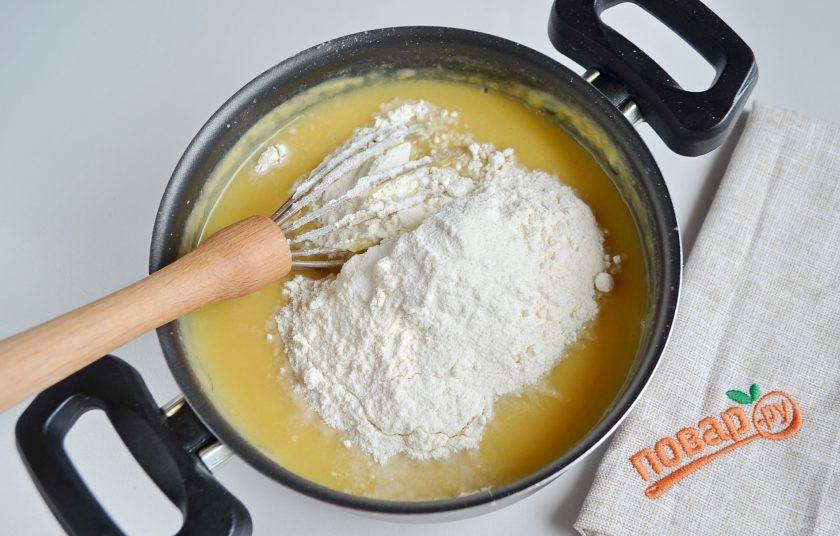 1. Этап. Гороховые блины с луком: 8. Всыпьте муку с разрыхлителем и снова перемешайте венчиком, чтобы масса стала гладкой, без комочков. Тесто должно быть в меру густым, нежным.