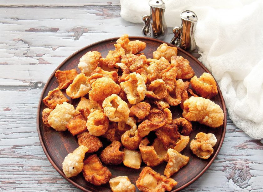 1. Этап. Чипсы из свиной шкурки: Переложите в тарелку, если нужно посолите и поперчите.