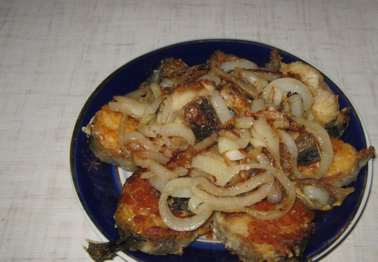 1. Этап. Минтай жареный с луком: 5. Вот собственно и все. Минтай жареный с луком в домашних условиях готов. Перед подачей его можно выложить на бумажное полотенце, чтобы убрать лишний жир. Это блюдо подойдет к любому гарниру и овощам.