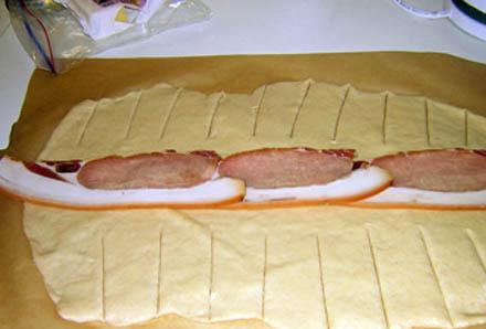 1. Этап. Сэндвич со свининой: Укладываем кусочки бекона по центру.