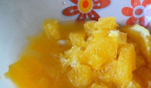 1. Этап. Салат-десерт с черносливом: С апельсина срезать корку до мякоти. Острым ножом вырезать из апельсина дольки мякоти без плёнок. Лучше это делать над посудой, в которой будете готовить салат. Так весь сок сразу будет стекать в тарелку.