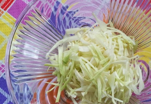 1. Этап. Салат В яблочко: Белокочанную капусту тонко нашинковать.