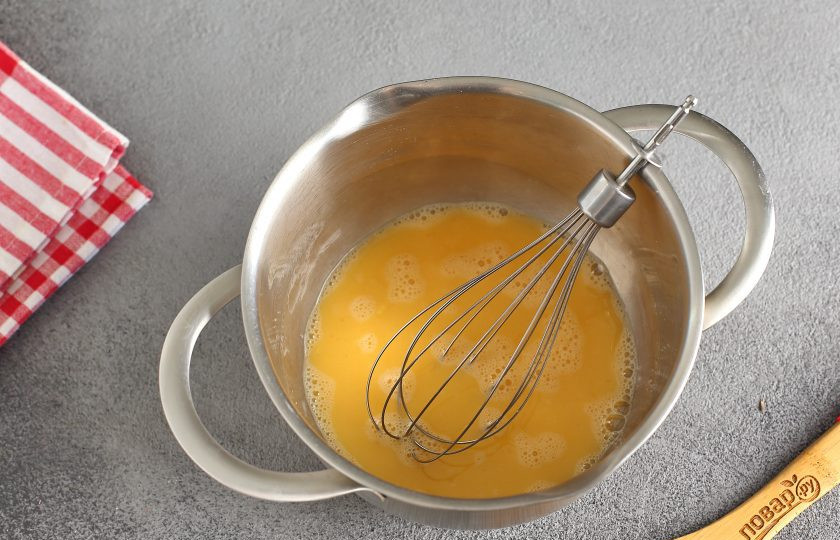 1. Этап. Запеканка из вареной курицы: Взбейте яйца с солью.