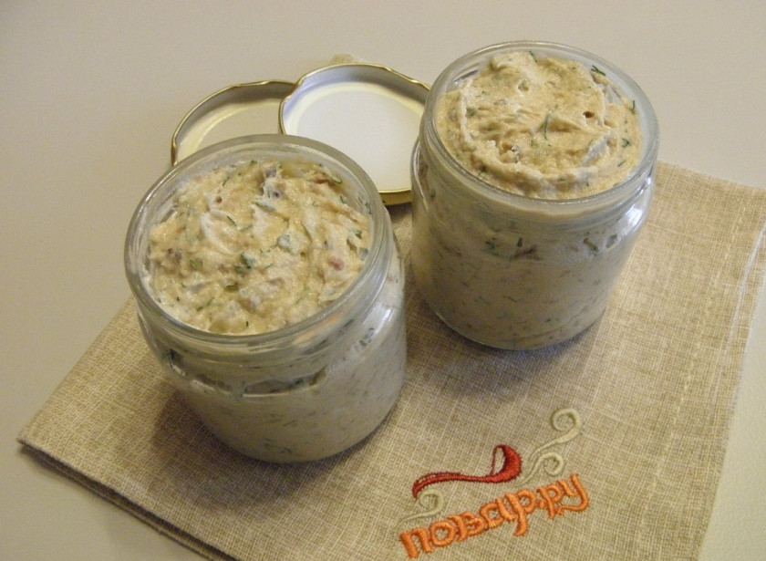 1. Этап. Селедочное масло: Готовое селедочное масло разложите по чистым баночкам и отправьте на пару часов в холодильник для застывания. Селедочное масло готово!