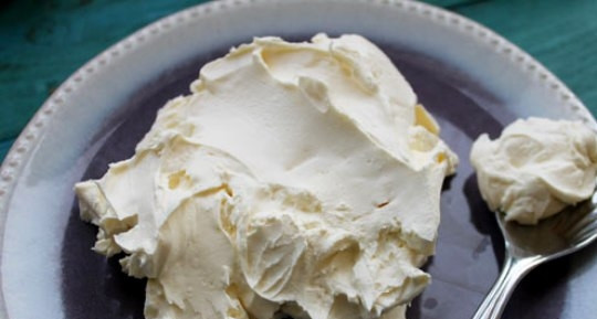 1. Этап. Домашний сыр Маскарпоне: Спустя это время слейте образовавшуюся сыворотку, которую тоже можно использовать в выпечке. А сыр уже готов!