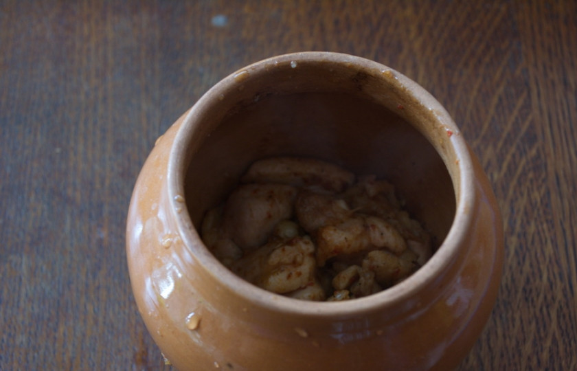 1. Этап. Чанахи с фасолью и грибами: Разложите мясо по горшочкам.