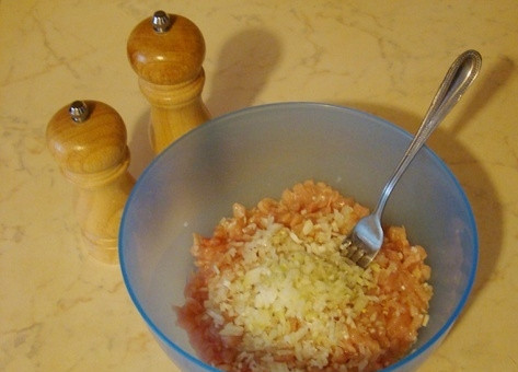 1. Этап. Котлеты по-албански: В миске соединить мясо и лук. Посолить, поперчить.