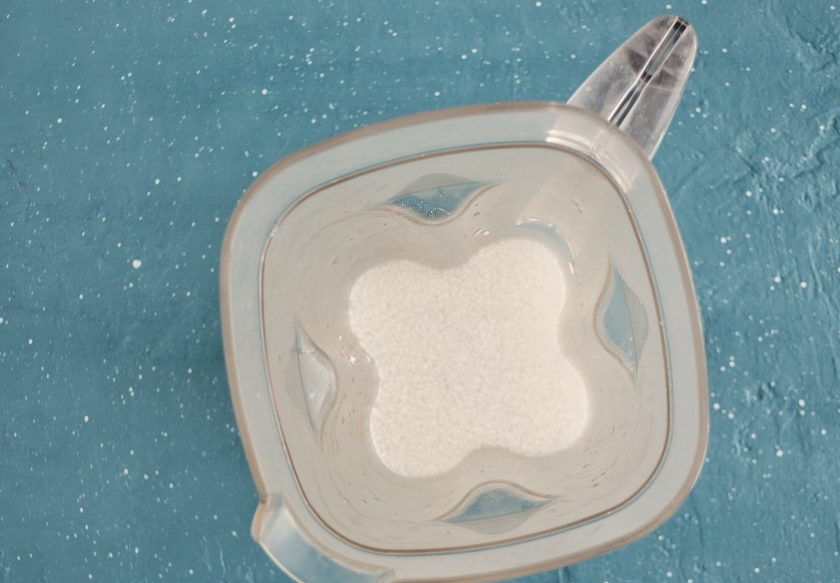 1. Этап. Кокосовое молоко из кокосовой стружки: Измельчите кокосовую стружку с водой в блендере на большой скорости.