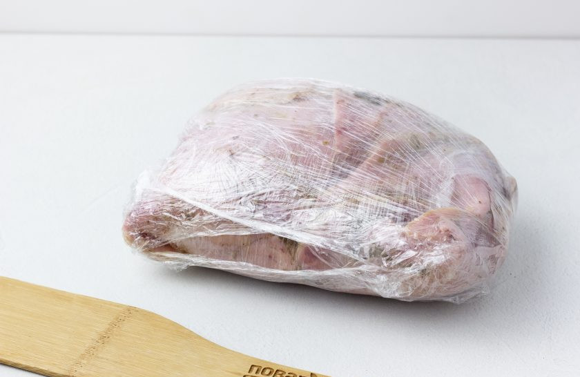 1. Этап. Говядина Веллингтон Гордона Рамзи: В середину кладем говядину и оборачиваем ее ветчиной. Всё это дело туго обматываем пищевой пленкой и убираем в холодильник на 20 минут.