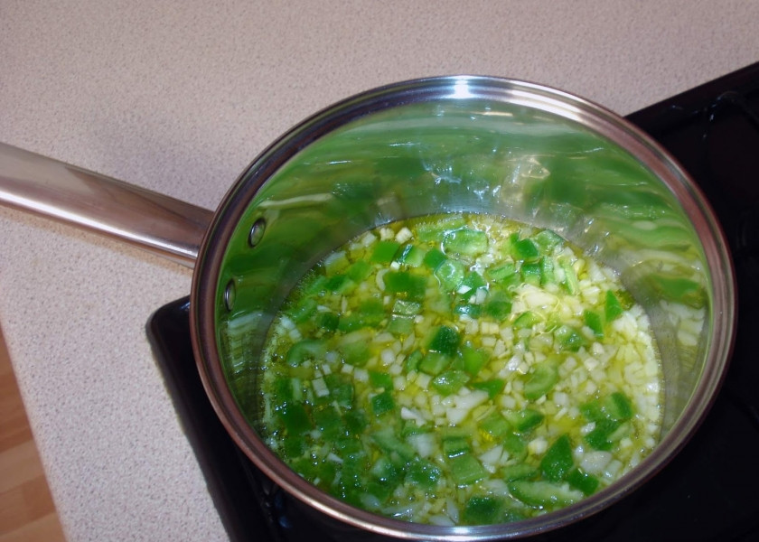 1. Этап. Мармитако: Теперь в кастрюле пассируем все в оливковом масле.