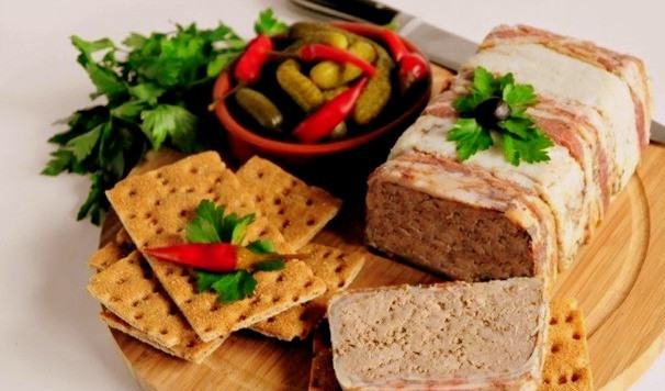 1. Этап. Террин из куриной печени: Вынув террин из духовки, остудите его, слейте бульон, выделившийся во время приготовления. Затем накройте форму пищевой пленкой и поставьте под гнет в прохладное место (5 кг. будет вполне достаточно). Через сутки снимите груз и пленку, при помощи ножа отделите содержимое от бортов формы, переверните и выньте готовый террин из куриной печени (если не получается вынуть террин, то стоит одним резким ударом о стол просто 