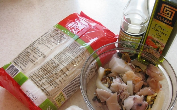 1. Этап. Китайская лапша с морепродуктами: 1. Морской коктейль у меня замороженный, поэтому заранее достаю все из холодильника, перекладываю в миску и размораживаю при комнатной температуре.