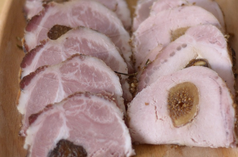 1. Этап. Буженина домашняя: 5. Домашняя буженина отлично смотрится на праздничном столе. Приятного аппетита!