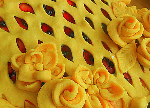 1. Этап. Мамины пироги: Лепим розочки из теста.Вырезаем кружочки ,как на пельмени,укладываем их внахлест и сворачиваем,срезаем на 2 половинки.Укрошаем пирог.