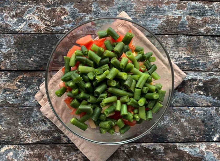 1. Этап. Салат из стручковой фасоли с мясом: Стручковую фасоль нарежьте и добавьте к остальным ингредиентам.