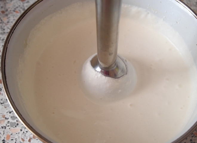 1. Этап. Творожно-маковый пирог: В творог вбейте яйцо, взбейте все блендером до однородности.