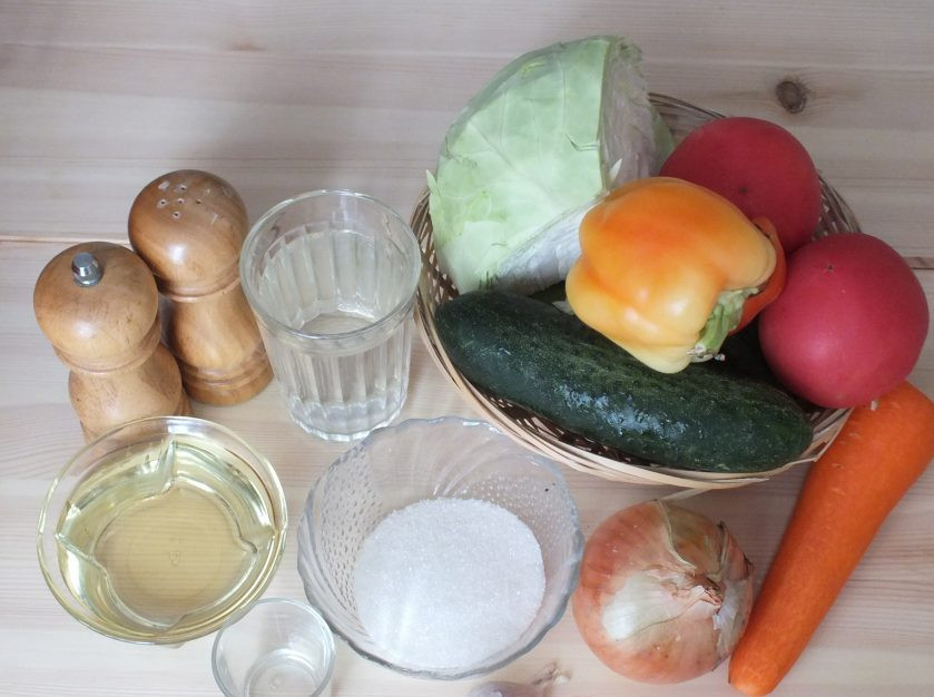 1. Этап. Салат Огород на зиму: Подготовьте необходимые ингредиенты.