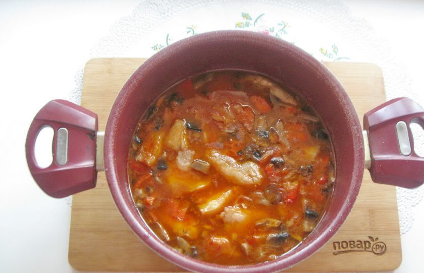 1. Этап. Рыбное соте: Накройте кастрюлю крышкой и тушите овощи с рыбой на небольшом огне 20-25 минут.