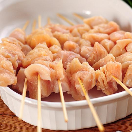 1. Этап. Курица в ореховом соусе: Начните с курицы. Порежьте грудку на кусочки размером с укус и насадите на деревянные или металлические шампуры. Если вы используете деревянные шампуры, то предварительно вымочите их в воде. После того как вы подготовили шампуры, накройте курицу крышкой и поместите в холодильник.