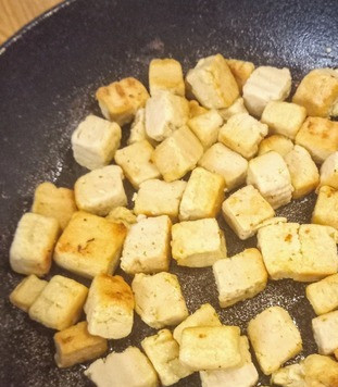 1. Этап. Вкусный и полезный салат: Нарезать куриную грудку на кусочки. На растительном масле обжаривать кусочки курицы 7 минут.