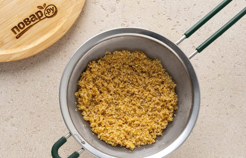 1. Этап. Пшеничная каша на воде в мультиварке: Крупу переберите и тщательно промойте. Откиньте на сито и дайте стечь воде.