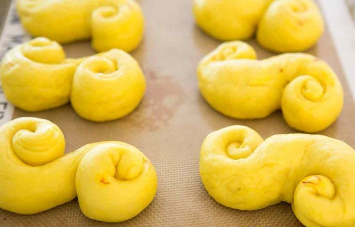 1. Этап. Булочки с шафраном: 12. Оставьте выпечку на 30-50 минут, чтобы она немного поднялась.