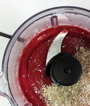 1. Этап. Варенье из малины без сахара: Добавить отруби и ещё раз взбить до пюре.