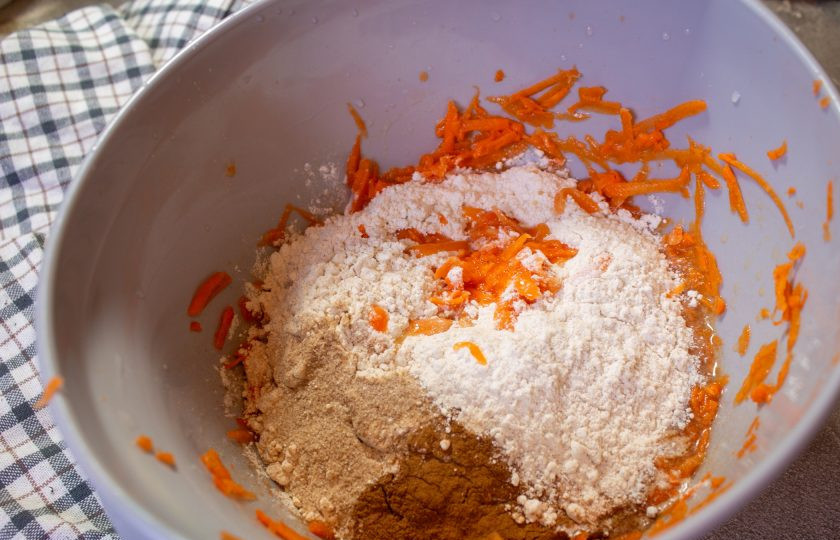 1. Этап. Морковный кекс с орехами: Всыпьте оба вида муки, разрыхлитель и корицу. Перемешайте тесто.