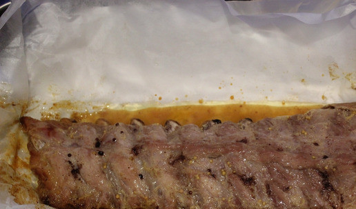 1. Этап. Свиные рёбра в медово-горчичном маринаде: Через 1 час достаём ребра из духовки, снимаем фольгу, раскрываем пергамент и увеличиваем температуру до 200℃.