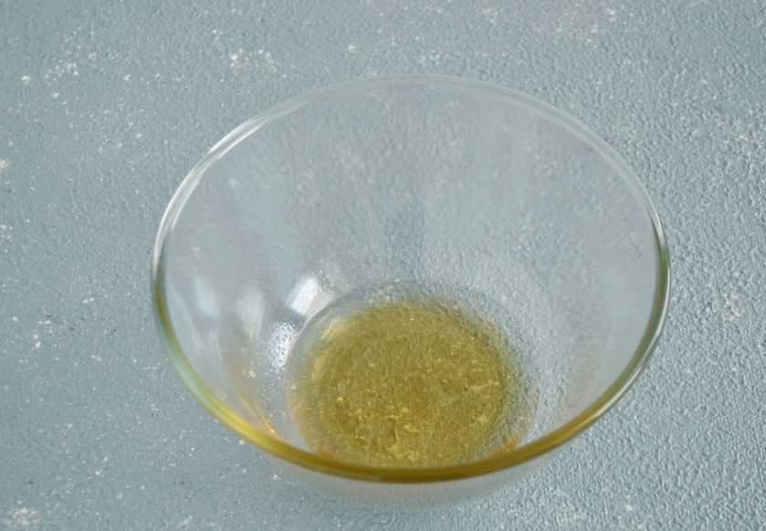 1. Этап. Запеченные мюсли с орехом: В большой миске смешайте сироп топинамбура, масло и ванильный сироп.