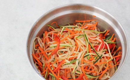 1. Этап. Рыба в духовке с овощами: 4. Овощи вымойте, очистите и измельчите. Выложите в глубокую мисочку и перемешайте. Посолите немного, добавьте сок лимона. При желании можно использовать специи по вкусу.