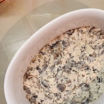 1. Этап. Салат Лужок: Выложить эту смесь в салатник или глубокую миску и разровнять.