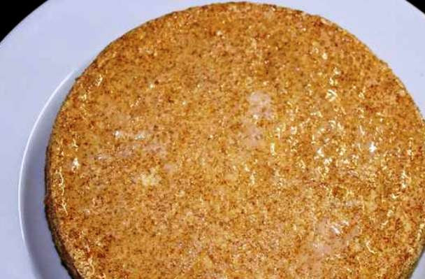 1. Этап. Торт Ангел: Решетку застелите пергаментом, посыпьте сахарной пудрой и переверните на неё готовый корж из формы.