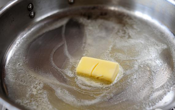 1. Этап. Бифштекс в грибном соусе: Растопить кусочек сливочного масла в большой сковороде.