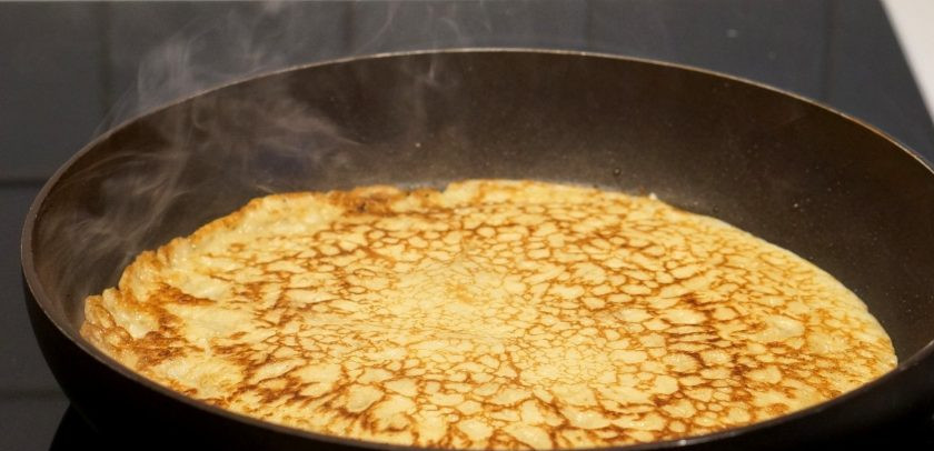 1. Этап. Тесто на блины на молоке: 7. Как только заметили, что края стали золотистого цвета, переверните блинчики и обжаривайте его с другой стороны.