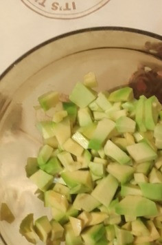 1. Этап. Салат с авокадо и овощами: Авокадо помыть, обсушить, очисть, нарезать крупными дольками или кубиками, сразу сбрызнуть лимонным соком.