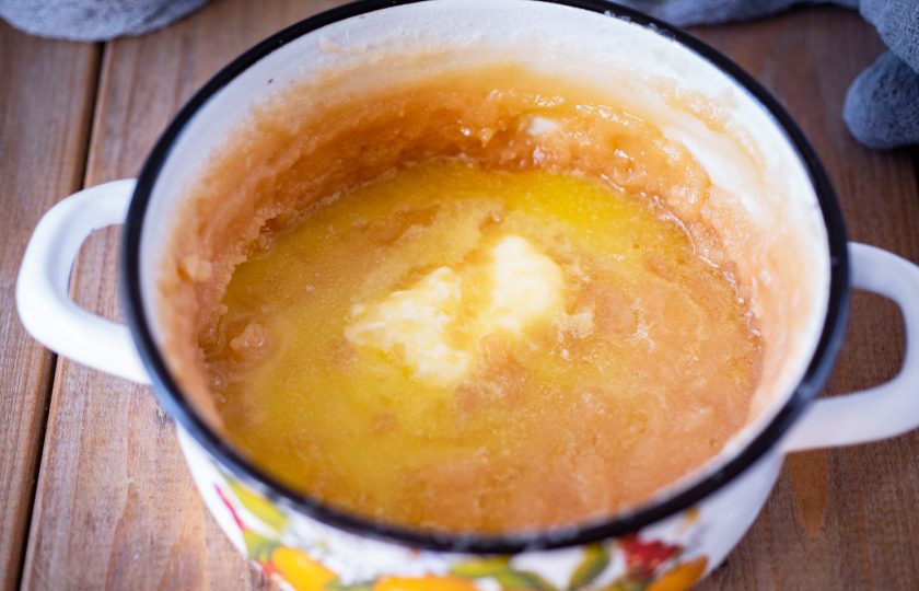 1. Этап. Шоколадный щербет: Через 50 минут уваривания добавьте сливочное масло и вмешайте его в смесь.