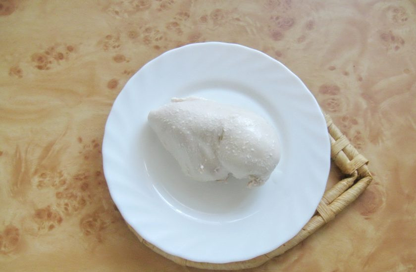 1. Этап. Салат с курицей и лапшой из омлета: Отварную грудку достаньте из кастрюли, охладите.