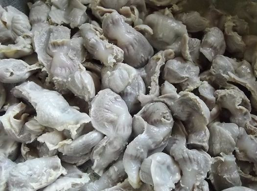 1. Этап. Гуляш из желудков куриных: Когда желудки сварятся, сливаем практически весь бульон. Оставим его буквально пару ложек.