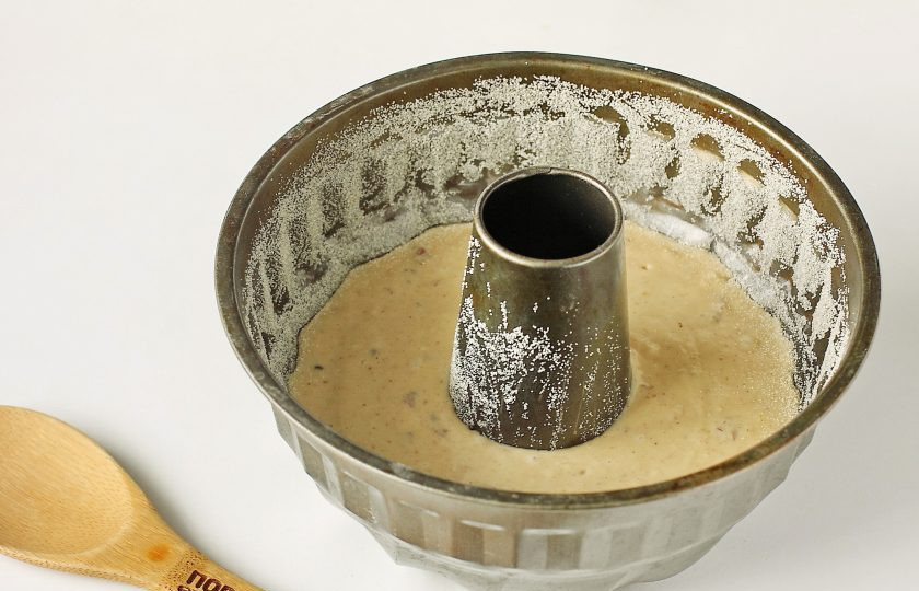 1. Этап. Кекс Монастырский: Перелейте тесто в форму для выпечки. Дно и бока предварительно смажьте маслом и присыпьте мукой или манкой. Выпекайте в духовке при температуре 180 градусов около 30 минут.