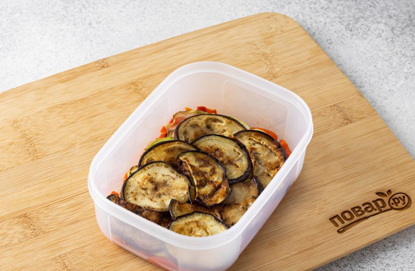 1. Этап. Террин из овощей: А после жареные ломтики баклажана. Чередуйте слои, пока не закончатся ингредиенты. Каждый слой слегка подсаливайте.