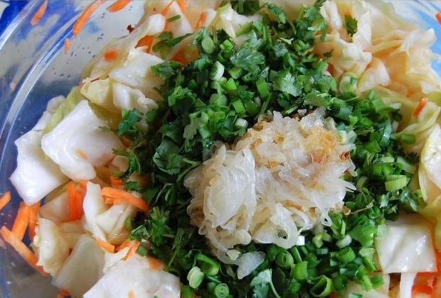 1. Этап. Салат из капусты по-корейски: 5. Выложите обжаренный лук вместе с маслом, на котором он готовился, к остальным компонентам салата, все тщательно перемешайте.
