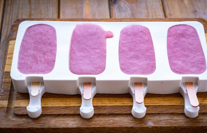 1. Этап. Молочное мороженое с клубникой: Мороженую смесь разложите по формочкам для мороженого или всю смесь выложите в пищевой контейнер. Отправьте в морозильную камеру примерно на 4 часа замораживаться. Если выложите в контейнер, то надо будет несколько раз во время замораживания пробить смесь погружным блендером, чтобы избежать кристаллизации.